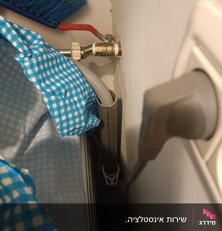 ברז עם ידית אדומה וצינור גמיש